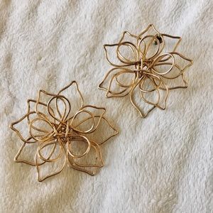 Gold Flower Studs🌼